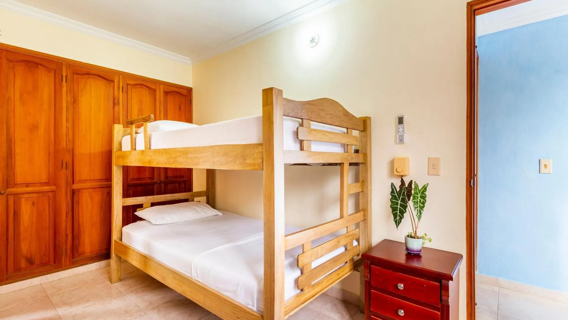 Hostal Cartagonova - Habitaciones Privadas Y Amplias Cerca A Zonas Turisticas Cartagena  Gasthof