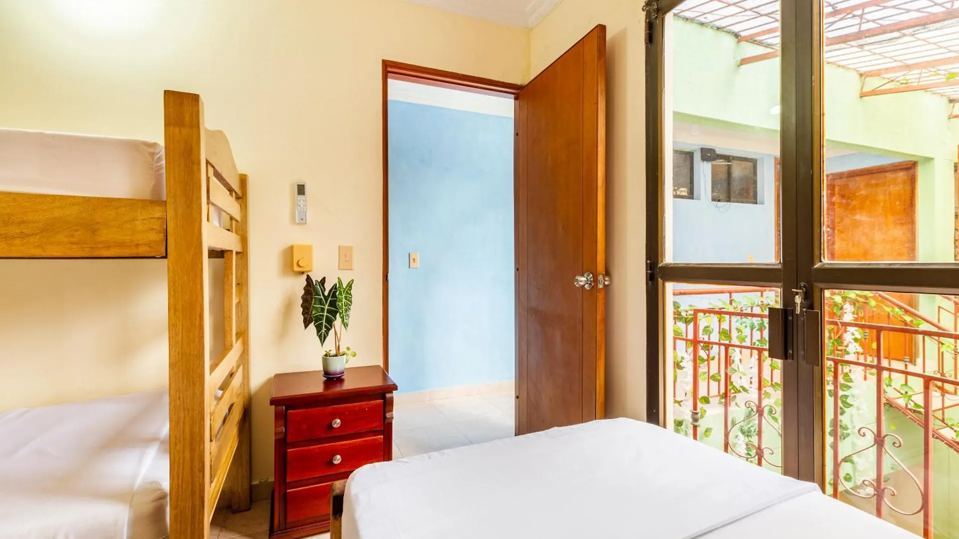 Hostal Cartagonova - Habitaciones Privadas Y Amplias Cerca A Zonas Turisticas Cartagena  Gasthof