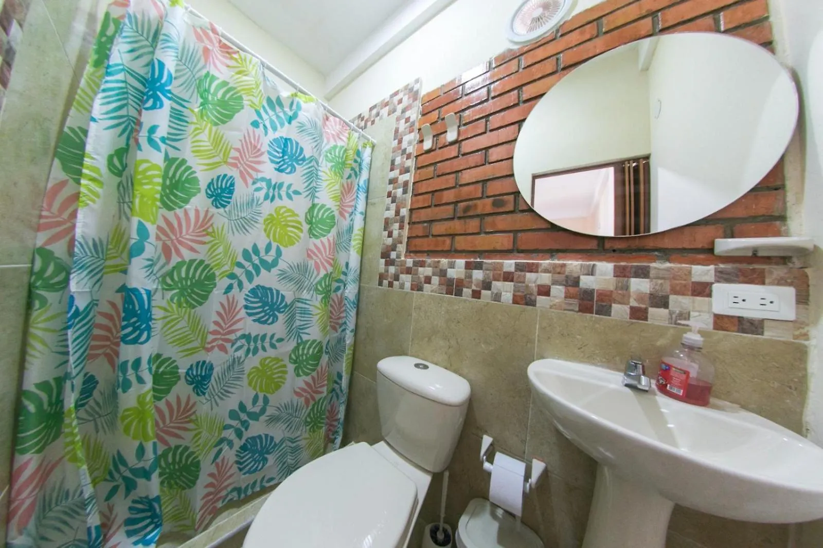 Hostal Cartagonova - Habitaciones Privadas Y Amplias Cerca A Zonas Turisticas Cartagena  Gasthof