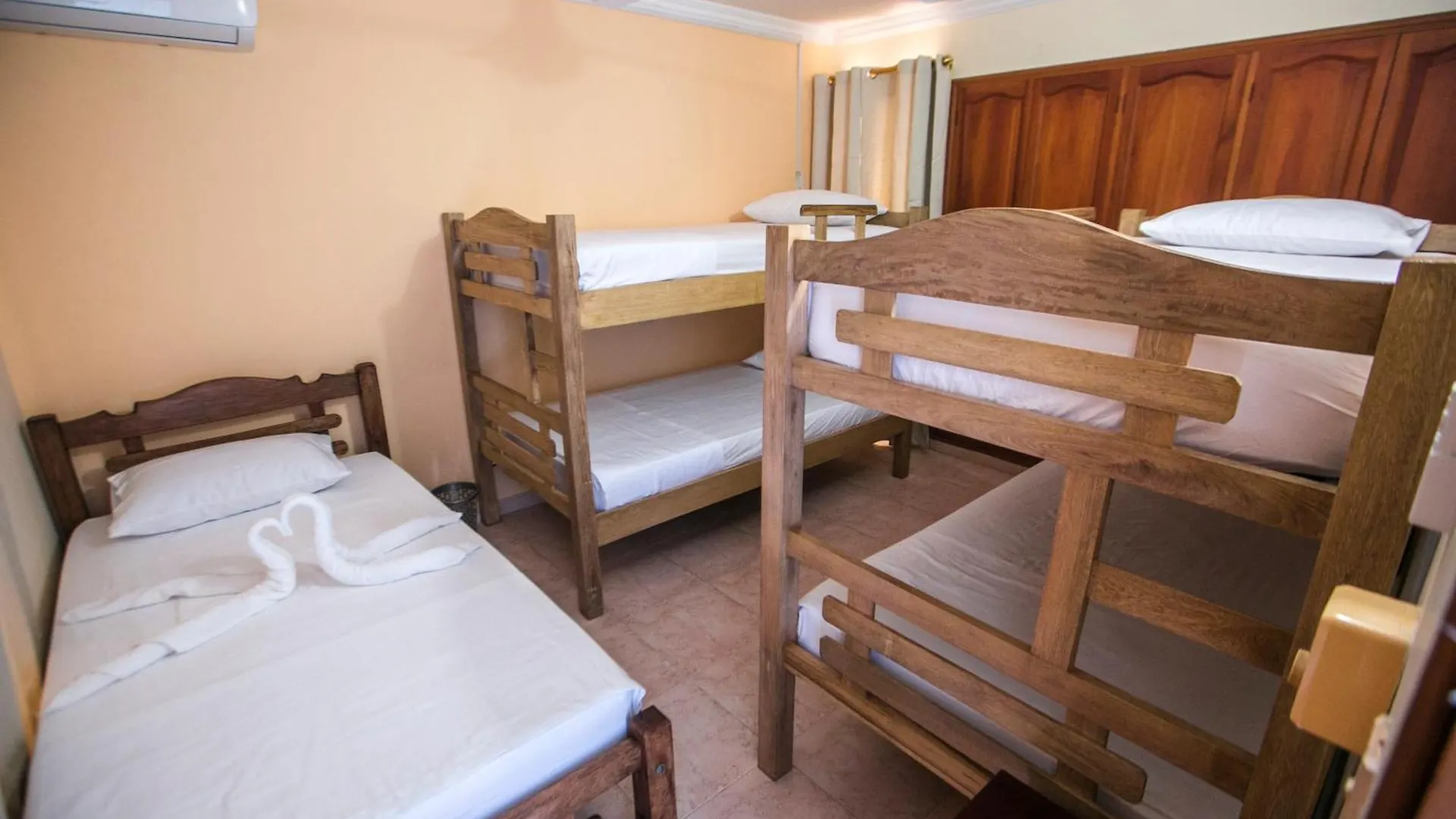 Hostal Cartagonova - Habitaciones Privadas Y Amplias Cerca A Zonas Turisticas Cartagena  0*,  Kolumbien